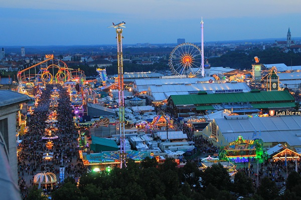 Beim Oktoberfest-Besuch darf eine zünftige Brotzeit mit Obazda nicht fehlen. ©Wolfgang Dirscherl / PIXELIO