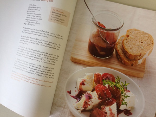 Leckere Rezepte wie dieses Trauben-Kompott mit Feta-Käse findet man in "Das große Diabetiker Kochbuch"