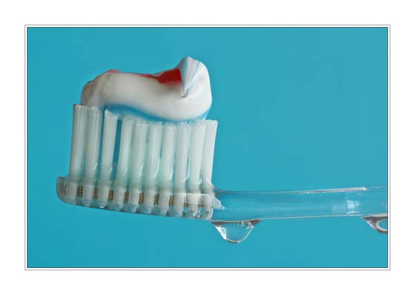 Diabetiker sollten akribisch auf eine umfassende Zahnpflege achten. © birgitH / pixelio.de 
