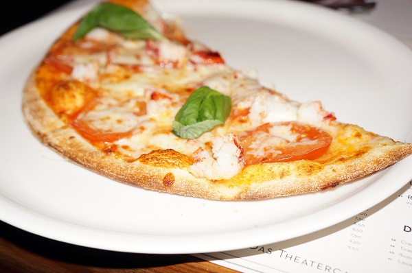 Lecker, frisch und zugleich ein Klassiker - die Pizza!  ©top-traumurlaub.de / PIXELIO 