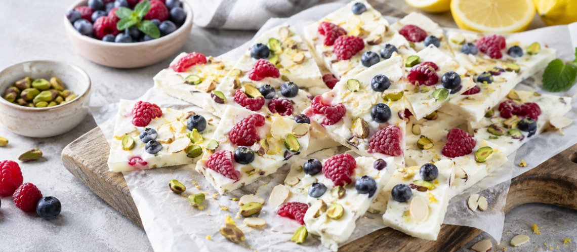 Frozen Joghurt Bark mit Beeren & Pistazien – der perfekte Sommersnack für heiße Tage