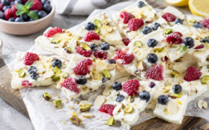 Frozen Joghurt Bark mit Beeren & Pistazien – der perfekte Sommersnack für heiße Tage