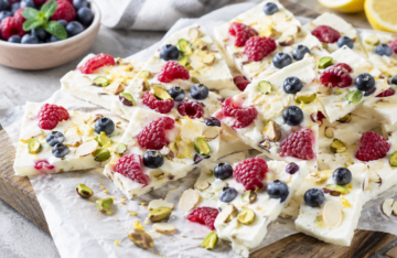 Frozen Joghurt Bark mit Beeren & Pistazien – der perfekte Sommersnack für heiße Tage