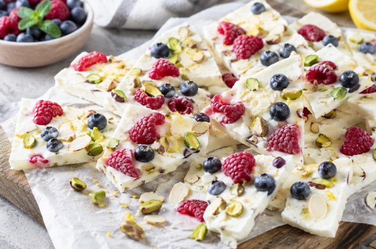 Frozen Joghurt Bark mit Beeren & Pistazien – der perfekte Sommersnack für heiße Tage